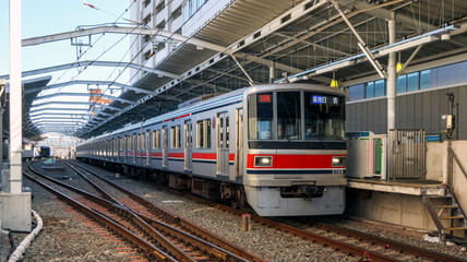 駅に停車中の電車