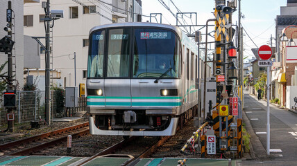 踏切を通過する電車