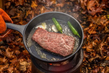 ステーキ　Bake beef steak outdoors, at a campsite