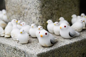 三宅八幡の鳩の置物