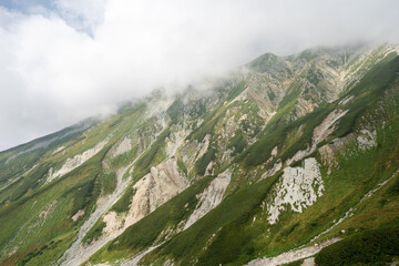 目の前に広がる立山の山々と雲