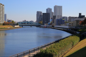 Fototapeta na wymiar 隅田川と千住の街並み