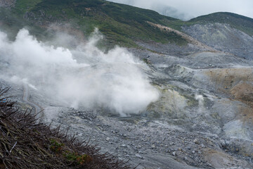 地面から噴き上げる火山ガス