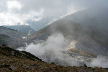Fototapeta na wymiar 目の前で噴き出る火山ガス