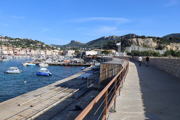 Fototapeta premium Le port, port de pêche, port de commerce et port de plaisance, ville de Cassis, département des Bouches du Rhône, France