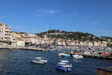 Obraz premium Le port, port de pêche, port de commerce et port de plaisance, ville de Cassis, département des Bouches du Rhône, France