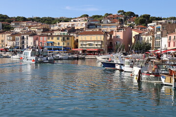 Le port, port de p&ecirc;che, port de commerce et port de plaisance,  ville de Cassis, d&eacute;partement des Bouches du Rh&ocirc;ne, France
