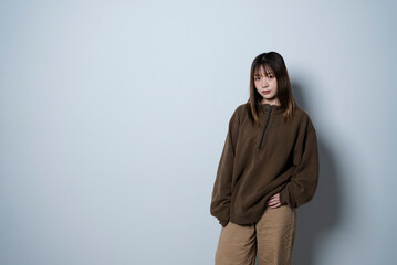 Fototapeta premium 秋冬の服を着た女性