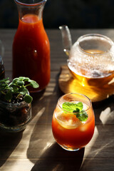 野菜ジュースとアップルティーのブレンド