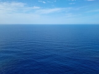 Obraz premium blue sea with some clouds and a beautiful sky