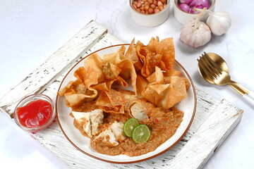 batagor,is a street food that is very popular in Indonesia.made from fish, tapioca and seasoning wrapped in dumplings then fried. Served with spicy peanut sauce