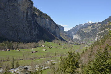 Fototapeta na wymiar Valle con montañas en Suiza