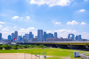 Fototapeta premium 淀川の河川敷からみた大阪の都市風景