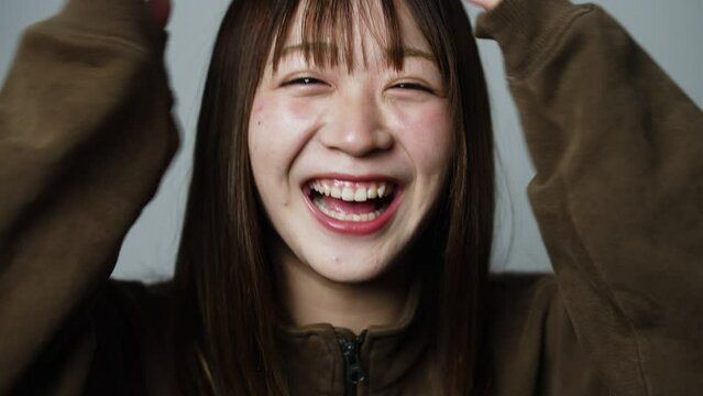 笑顔の若い女性