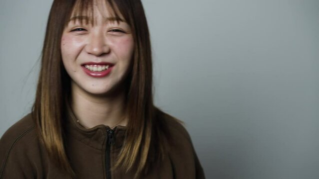 笑顔の若い女性