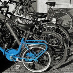bicicletta colorata e sfondo bianco e nero