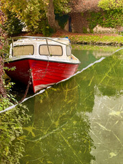 Illustrazione di arte digitale generata dall'intelligenza artificiale di barca sul fiume