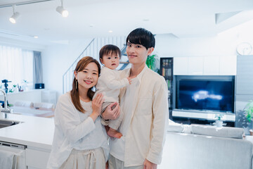 Obraz premium マイホームを購入した若いファミリー