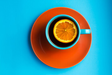 Taza de te con naranja. Diseño de colores y formas.