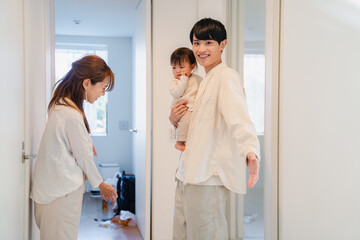 Fototapeta premium 自宅にお客さんを招く若いファミリー