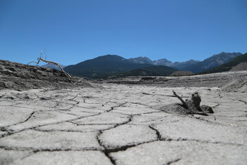 Ausgetrocknete See Landschaft am Lac Serre Proncon in den französischen Alpen