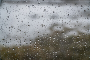 Krople deszczu na szybie. Jesienna pogoda. © katepax