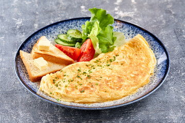 omelet with fresh vegetables and toasts
