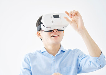 VRゴーグルをかけバーチャルリアリティを体験する男性　白背景