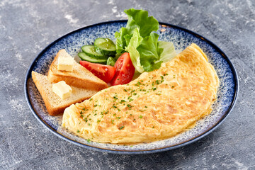 omelet with fresh vegetables and toasts