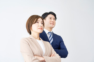 腕組みするビジネスウーマンとビジネスマンのポートレート　