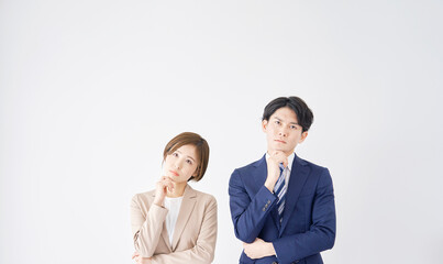 悩むビジネスウーマンとビジネスマン　白背景