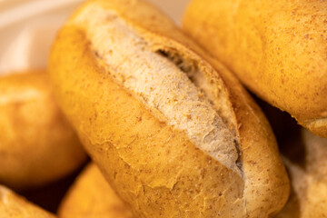 Pão Francês integral ou também conhecido por pão de sal integral no Brasil. Um grupo de pães...