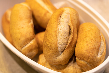 Pão Francês integral ou também conhecido por pão de sal integral no Brasil. Um grupo de pães...