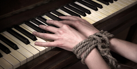 Play the piano with hands tied