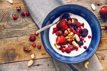 Joghurt mit Früchten und Nüssen