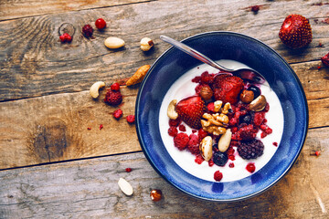 Joghurt mit Früchten und Nüssen