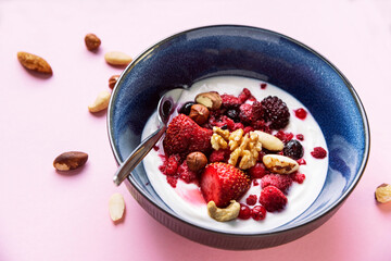 Joghurt mit Früchten und Nüssen