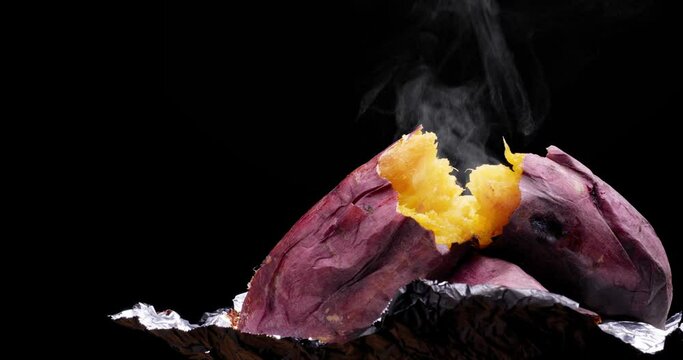 湯気が出る焼きたての焼き芋の4K動画