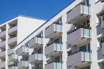 Balkone, Weisses Monotones modernes Wohnhaus, Mehrfamilienhaus, Bremen, Deutschland - obrazy, fototapety, plakaty