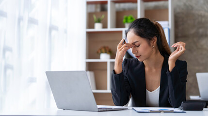 Obraz premium tired business woman sleepy and bored from sitting at a desk for a long time and has office syndrome