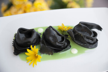 ravioli al nero di seppia