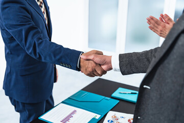 握手するビジネスマン
