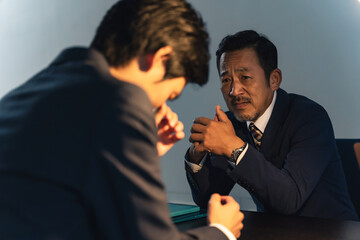 取り調べする刑事と容疑者