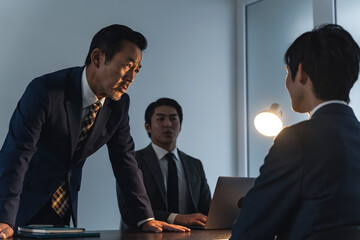 取り調べする刑事と容疑者 © metamorworks