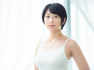 朝の光の中の女性