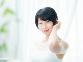 朝の光の中の女性