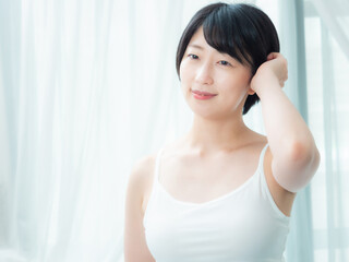 Naklejka premium 朝の光の中の女性