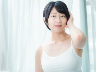 朝の光の中の女性