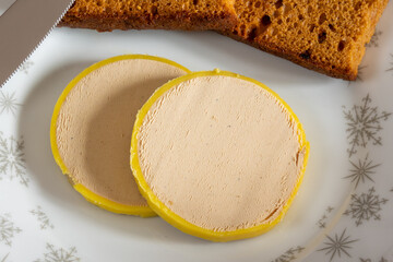 assiette de foie gras accompagné de tranches de pain d'épices