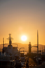 Fototapeta na wymiar Saint-Tropez, le phare rouge sur le vieux port